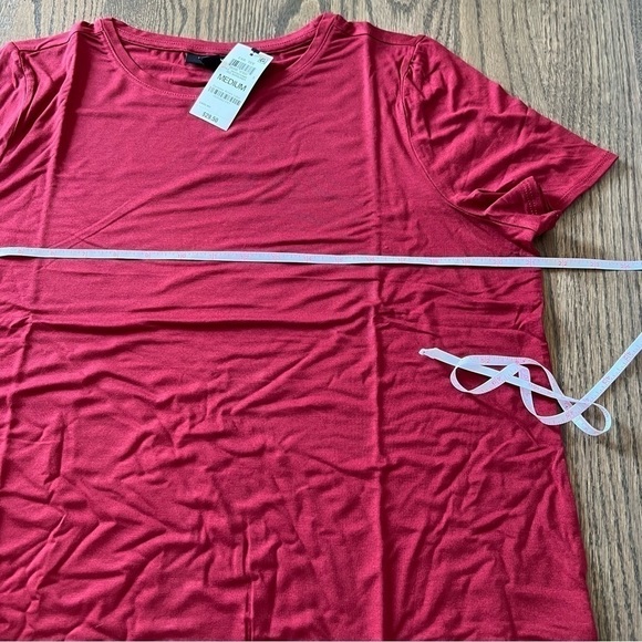 NWT woman’s Alfani notched side smooth shirt size medium red Burgundy color - Picture 3 of 9
